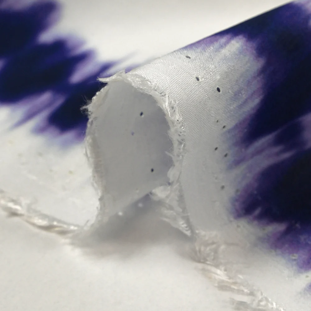 Viscose imprimée rayure tie and dye indigo fond blanc cassé - Image 6