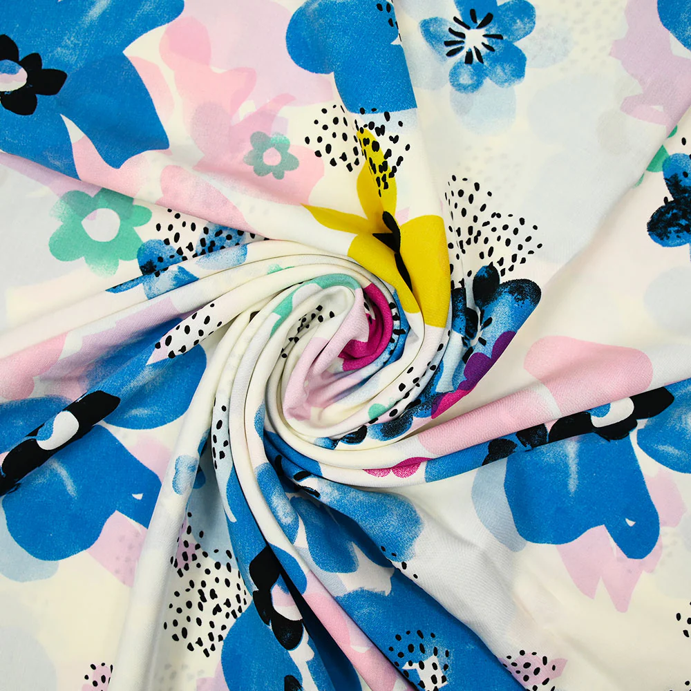 Viscose imprimée tampons de fleurs bleues et roses fond blanc cassé - Image 2