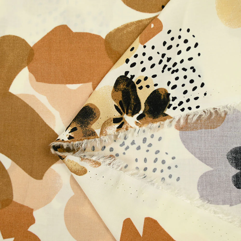 Viscose imprimée tampons de fleurs marron et grises fond blanc cassé - Image 4