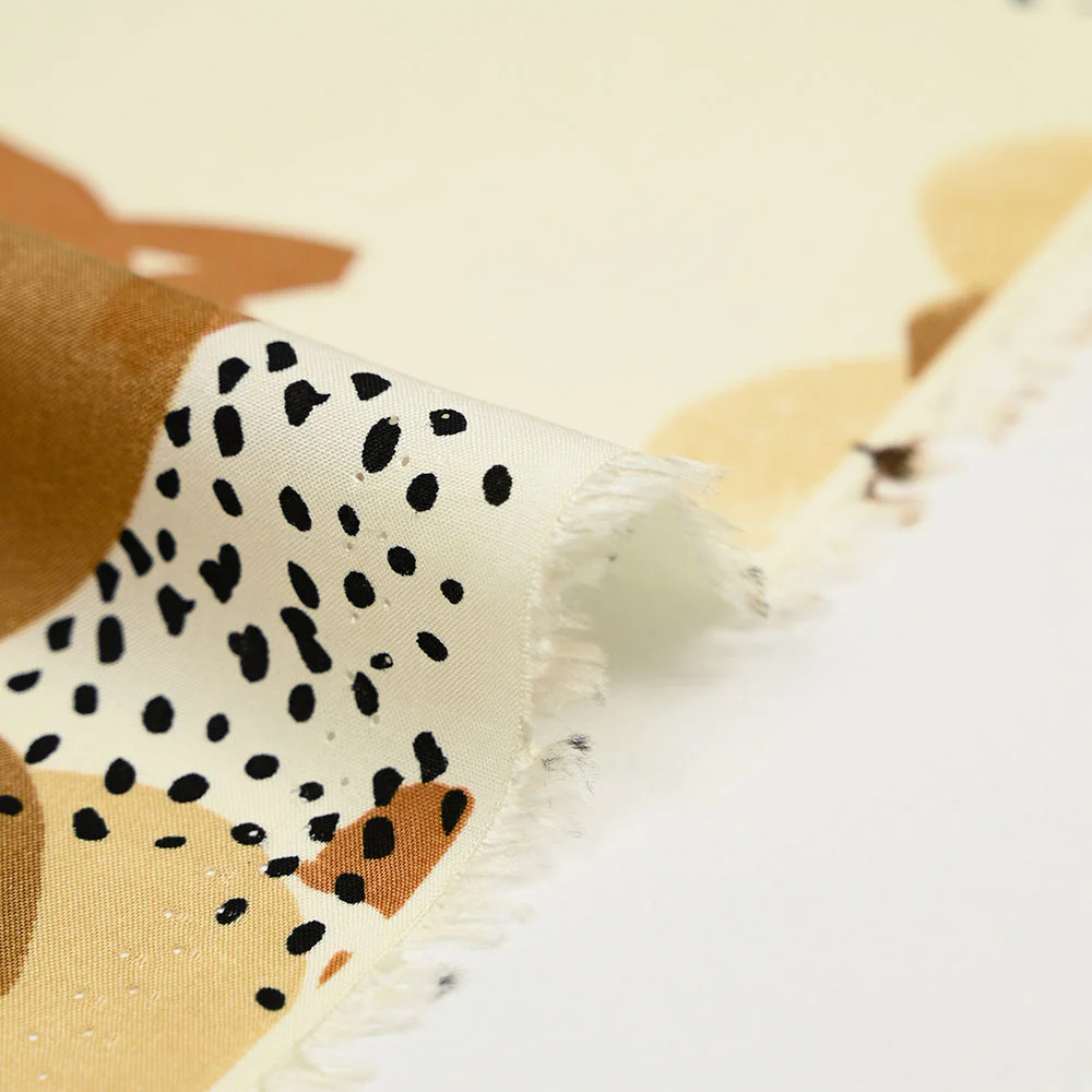 Viscose imprimée tampons de fleurs marron et grises fond blanc cassé - Image 5