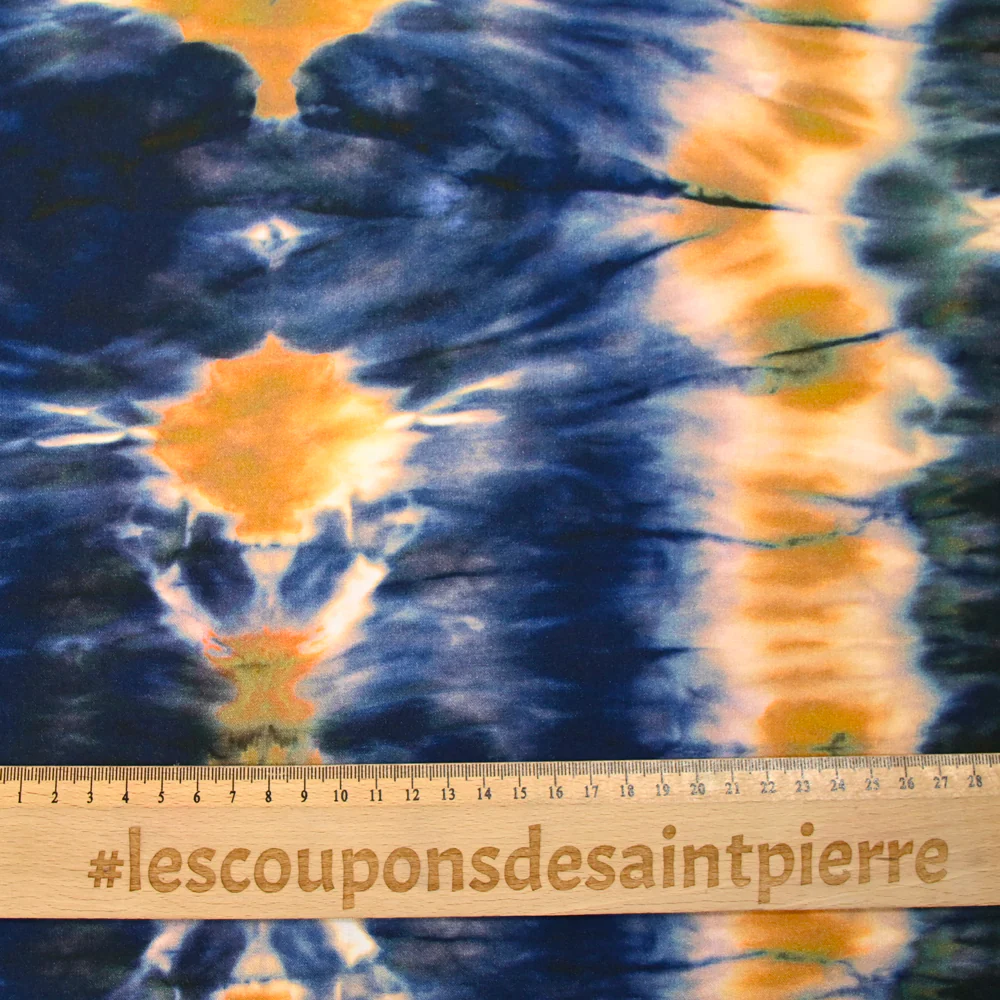 Viscose imprimée tie and dye marine et moutarde - Image 3
