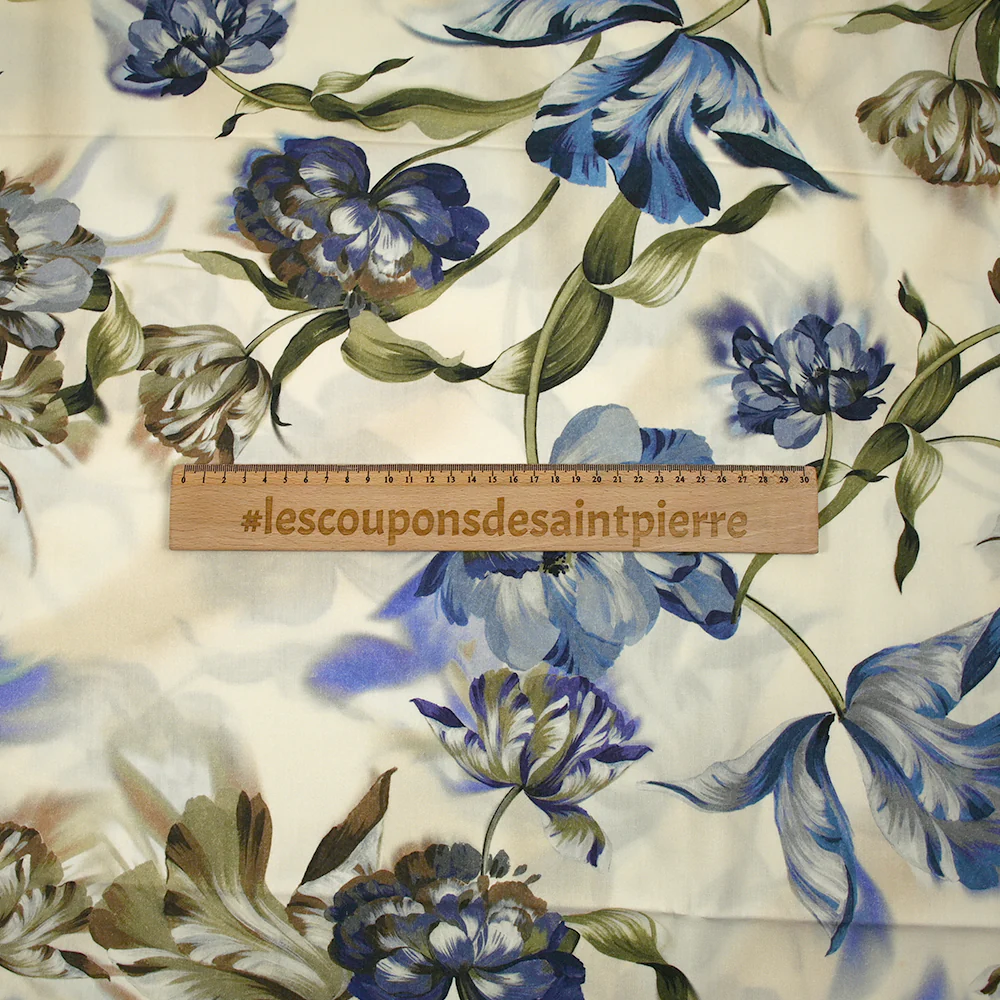 Viscose imprimée tulipes entremêlées bleu fond écru - Image 3