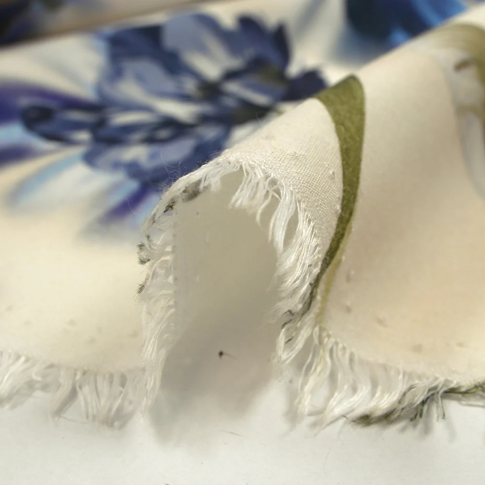 Viscose imprimée tulipes entremêlées bleu fond écru - Image 6