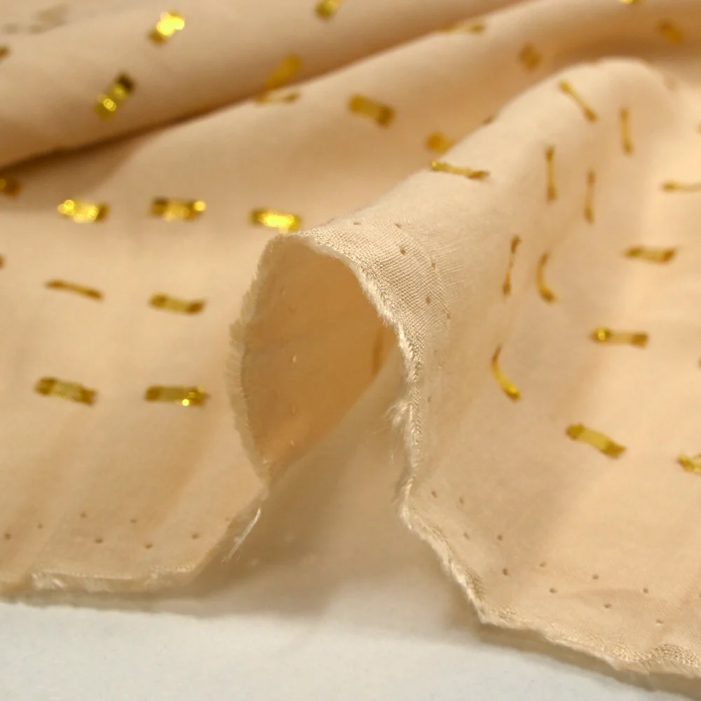 Viscose plumetis Lurex doré fond beige - Image 6