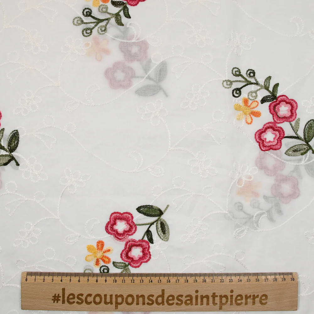 Voile de coton brodé Camila fond blanc cassé - Image 3