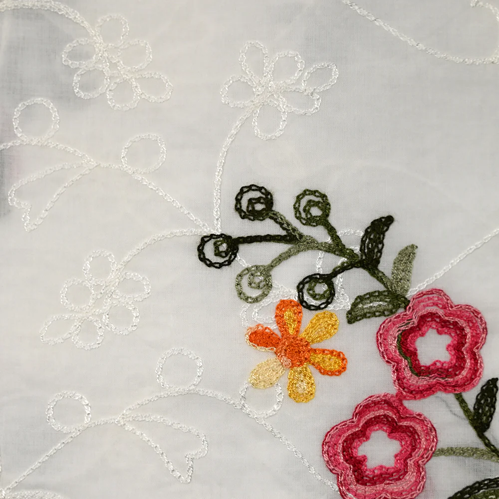 Voile de coton brodé Camila fond blanc cassé - Image 5