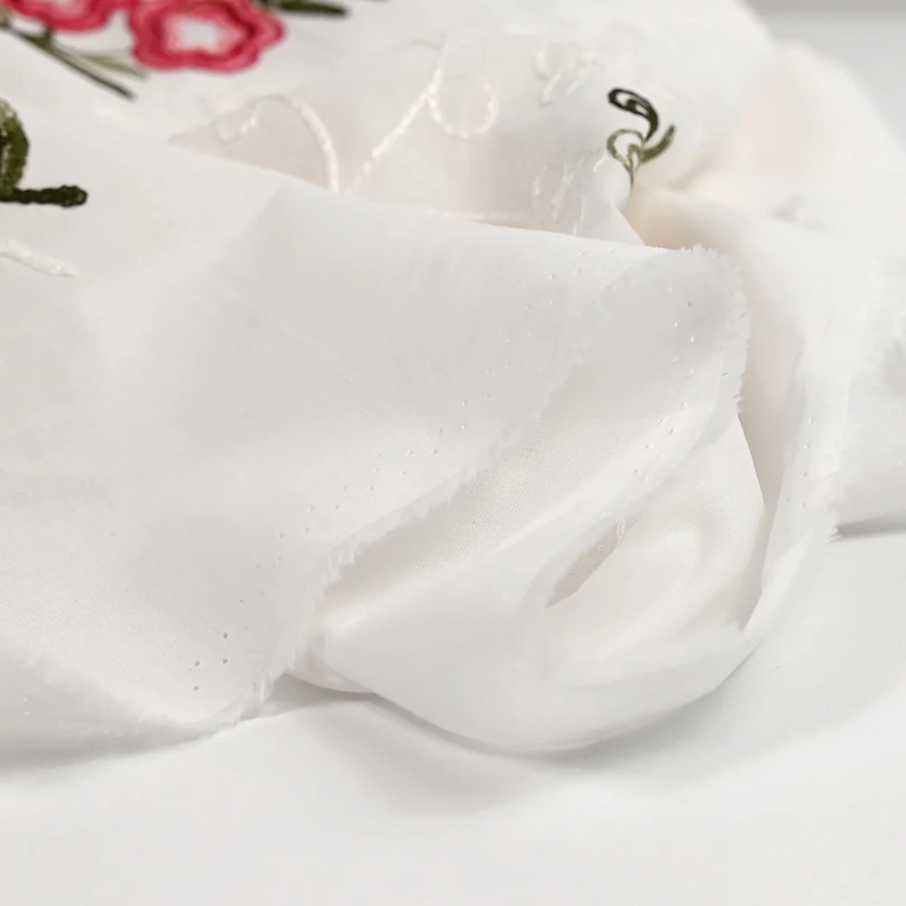 Voile de coton brodé Camila fond blanc cassé - Image 6