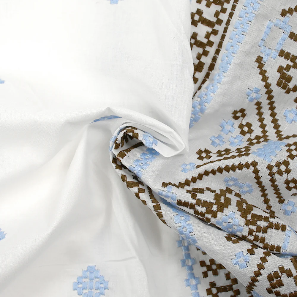 Voile de coton brodé frise marron et ciel fond blanc - Image 2
