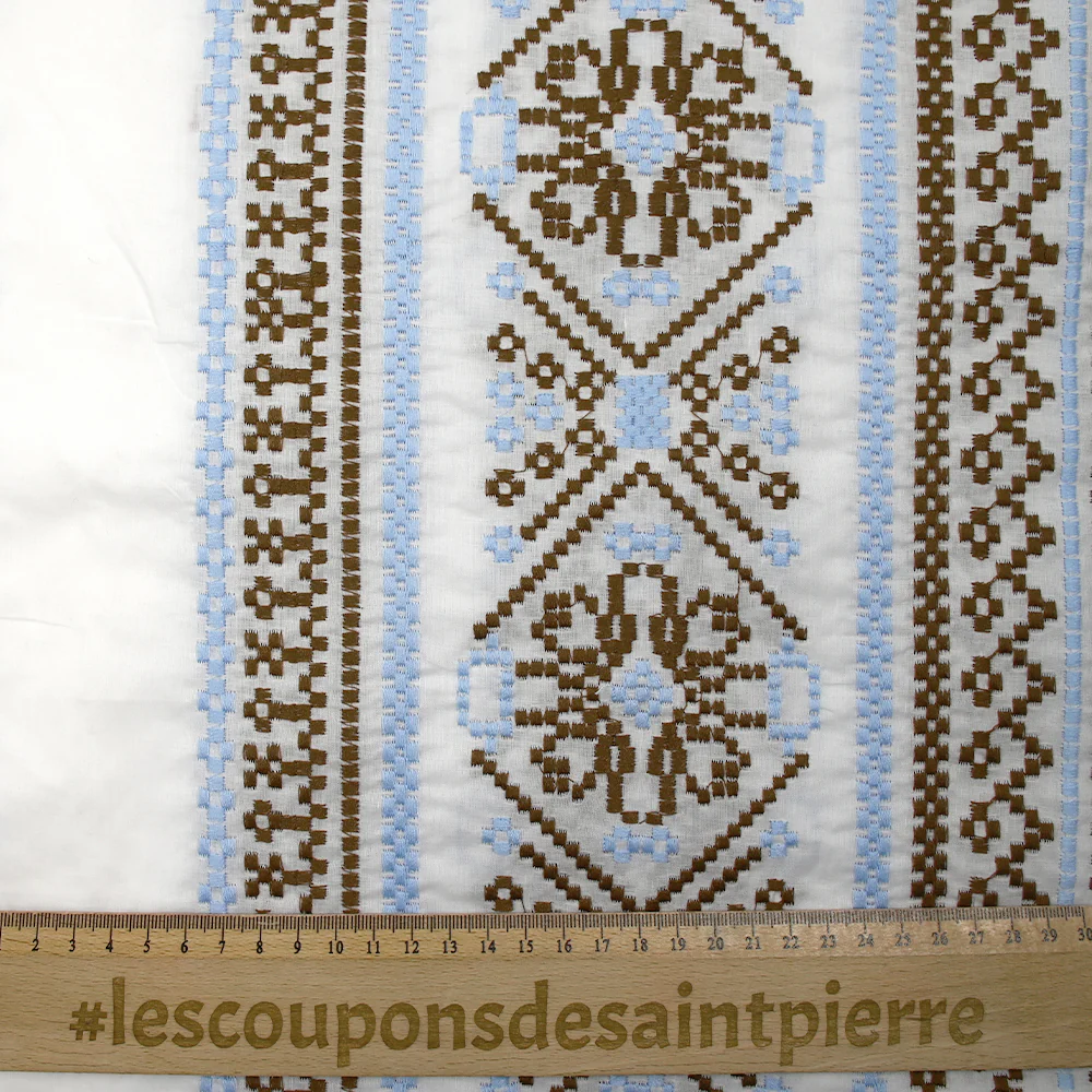 Voile de coton brodé frise marron et ciel fond blanc - Image 3