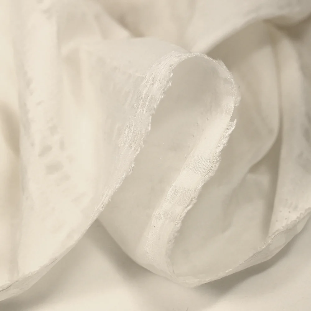 Voile de soie à bandes satin blanc cassé - Image 7