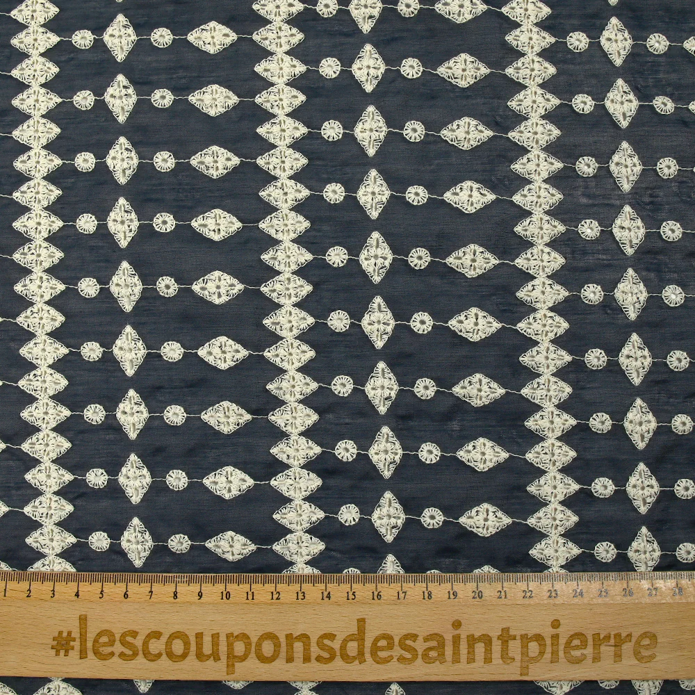 Voile de tencel brodé ajouré Hélène marine - Image 3