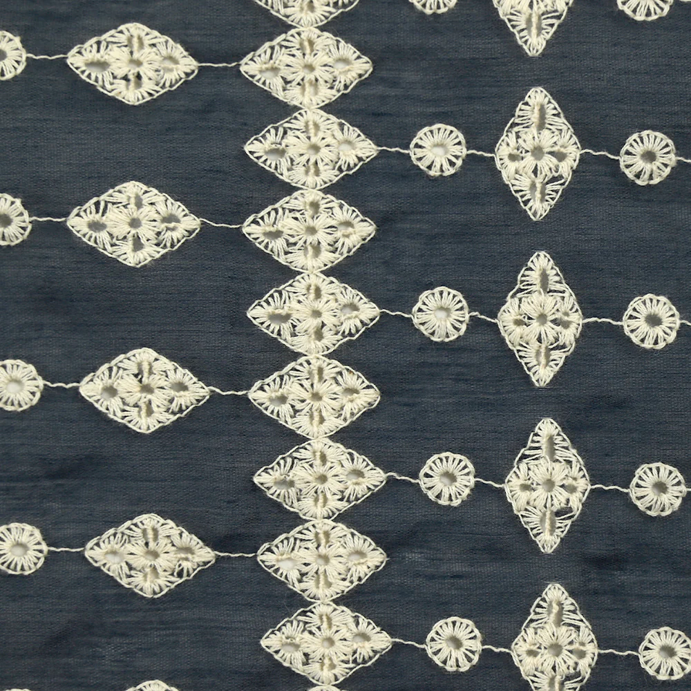 Voile de tencel brodé ajouré Hélène marine - Image 4