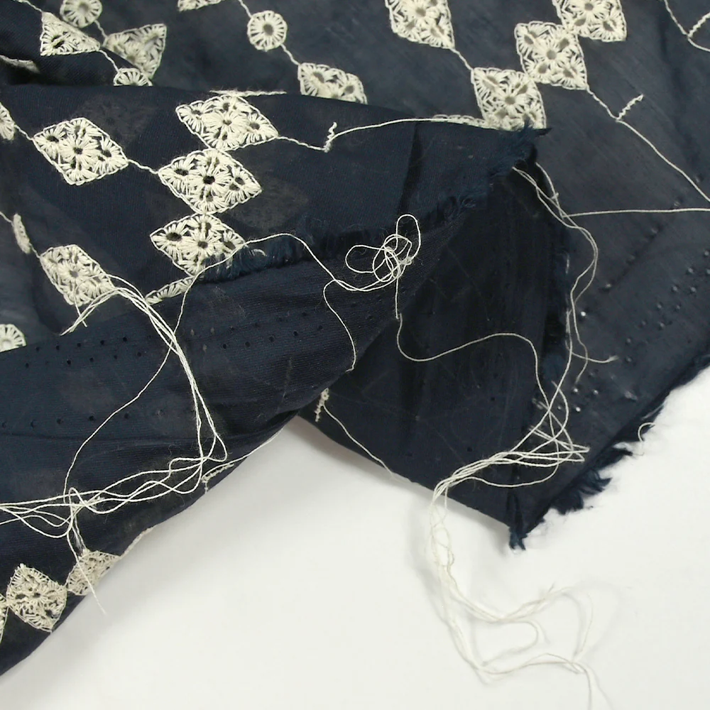 Voile de tencel brodé ajouré Hélène marine - Image 6