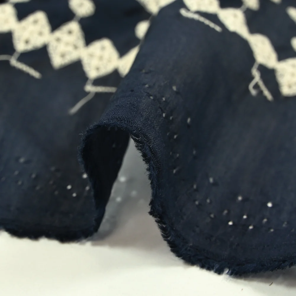 Voile de tencel brodé ajouré Hélène marine - Image 7