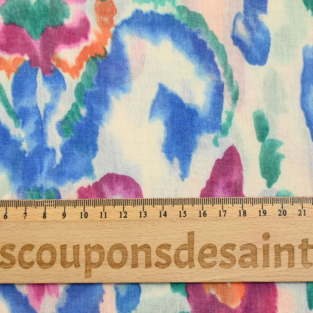 Voile polycoton imprimé esprit Ikat bleu roi et vert sapin fond blanc - Image 3