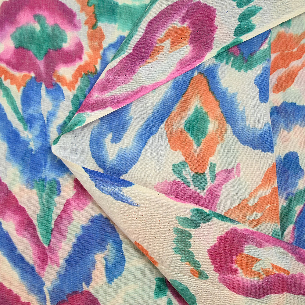 Voile polycoton imprimé esprit Ikat bleu roi et vert sapin fond blanc - Image 4
