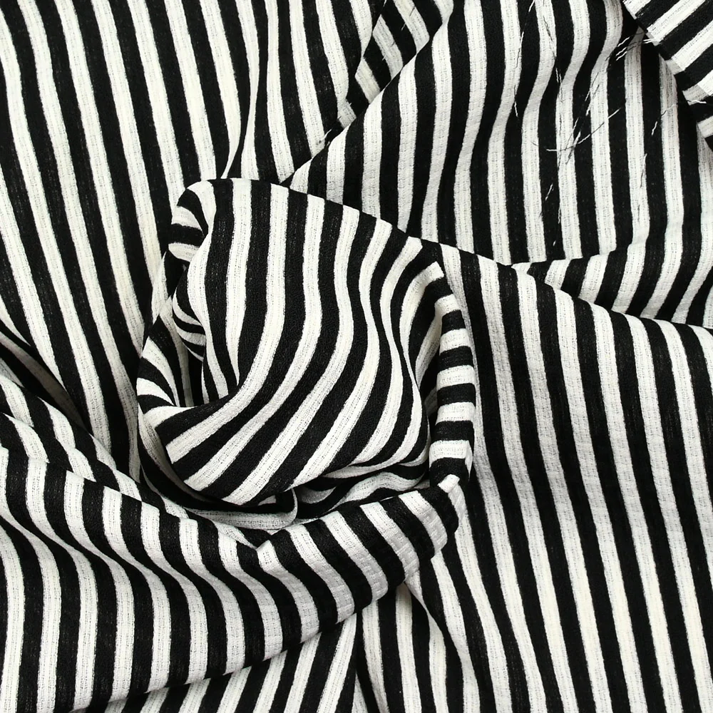 Voile polyester imprimé rayé noir et blanc - Image 2